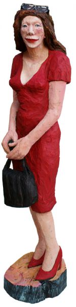 Frau im roten Kleid mit Handtasche